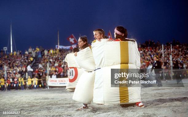 Teilnehmer, Publikum, ARD-TV-Show: "Spiel ohne Grenzen", , Blackpool/England, laufen, Rolle, Matratze, Fans, Sand, P.Bischoff/N;Veröffentlichung nur...