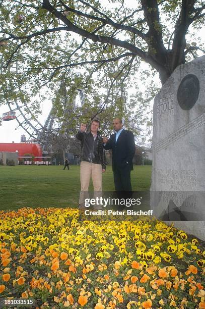 Marc Marshall , Jay Alexander, , Prater/Wien, , Sänger, Grab: R o b e r t S t o l z , Prater-Riesenrad, Baum, Blumen, Stiefmütterchen, Promis,...