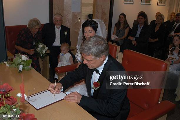 Bräutigam Rüdiger Joswig, daneben li. Braut Claudia Wenzel, hinten li. Ihre Eltern Manfred und Nelly Wenzel mit Patenkind Mascha Wenzel , Hochzeit,...