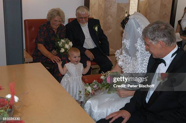 Bräutigam Rüdiger Joswig, daneben li. Braut Claudia Wenzel, hinten li. Ihre Eltern Manfred und Nelly Wenzel mit Patenkind Mascha Wenzel , Hochzeit,...