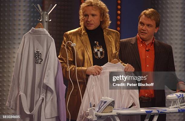 Hape Kerkeling , Thomas Gottschalk, ZDF-Show "Wetten, dass; ?", Bremen, "Stadthalle- Messehalle 5", , Bühne, Auftritt, extravagant, elegant, goldene...