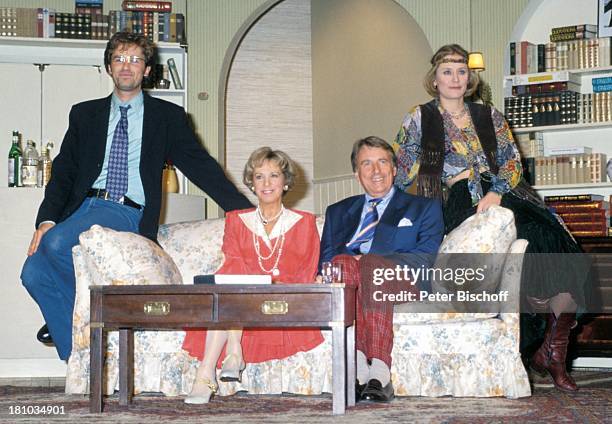 Günther Schramm , Elisabeth Niederer, Gudrun Thielemann, Timothy Peach, , Theaterstück: "Die Cocktailstunde", Herford, , Bühne, Auftritt, Glas,...