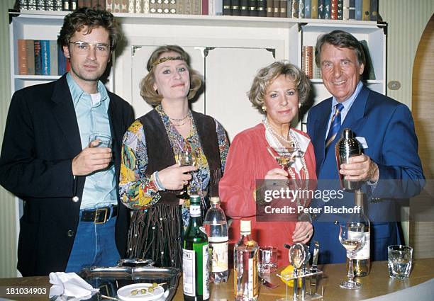 Günther Schramm, Ehefrau Gudrun Thielemann, Elisabeth Niederer, Timothy Peach, , Theaterstück: "Die Cocktailstunde", Herford, , Bühne, Auftritt,...