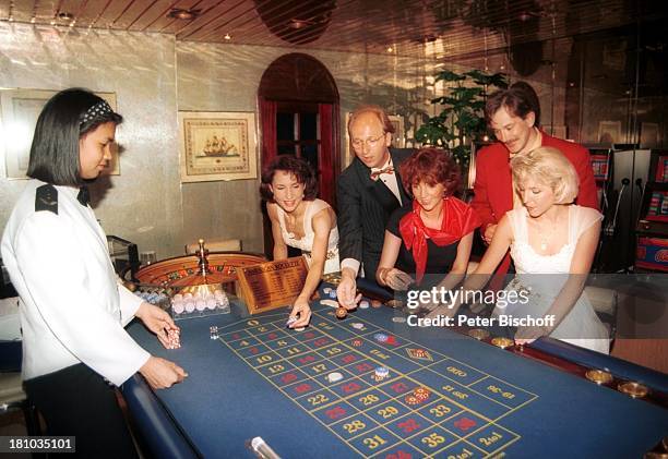 Anita Hofmann , Schwester Alexandra , , Frank Schröder, daneben Lebensgefährtin Martina Nurrek, Dietmar Geiger , , Croupier , Kreuzfahrt "1001...