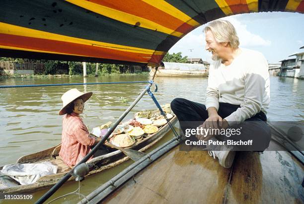 James Last , Einheimische, Fernost-Tournee, , Bangkok/Thailand/Asien, Fluss, "Klong", Boot, "Schneidersitz", Orchesterchef, Komponist, Promis,...