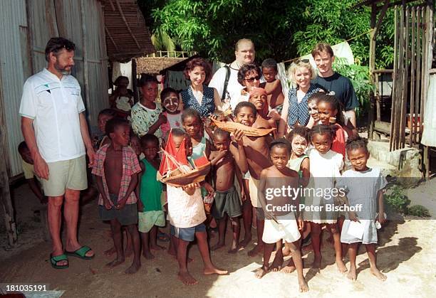 Anita Hofmann, Schwester Alexandra, , Vater Sepp Hofmann , Mutter Liesel Hofmann , Dietmar Geiger , einheimische Kinder, Landgang während Kreuzfahrt...