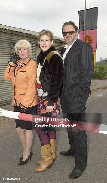 Ingrid Steeger, Wolke Hegenbarth, Michael Brandner, in der Altmark/Sachsen-Anhalt, RTL-Film "Crazy Race 2", , Schauspieler, Schauspielerin, Schranke...