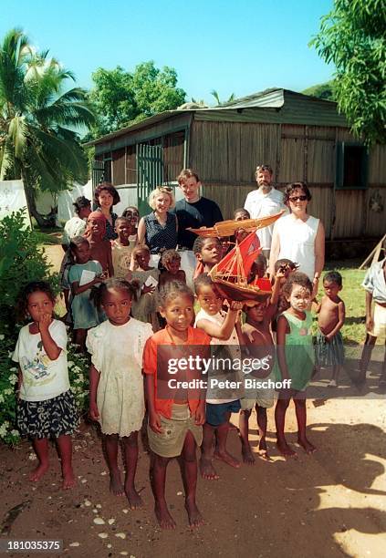 Anita Hofmann, Schwester Alexandra, , Vater Sepp Hofmann , Mutter Liesel Hofmann , Dietmar Geiger , einheimische Kinder, Landgang während Kreuzfahrt...