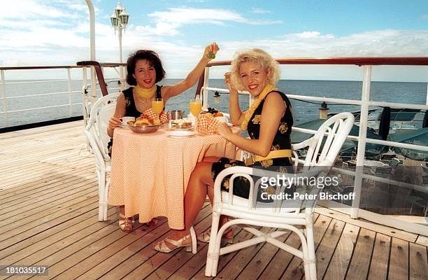 Anita Hofmann, Schwester Alexandra , , Kreuzfahrt "1001 Nacht", Luxusliner MS "Royal Star", ostafrikanische Küste/indischer Ozean, , Tisch, Stuhl,...