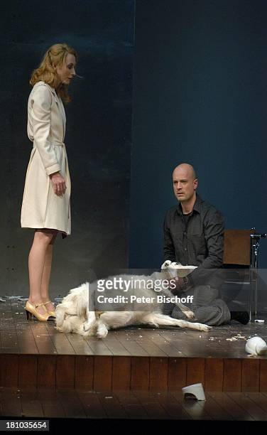 Andrea Sawatzki, Lebensgefährte Christian Berkel, Theaterstück "Die Ziege oder wer ist Sylvia?", Berlin, 22.1.2004, "Renaissance-Theater", Bühne,...