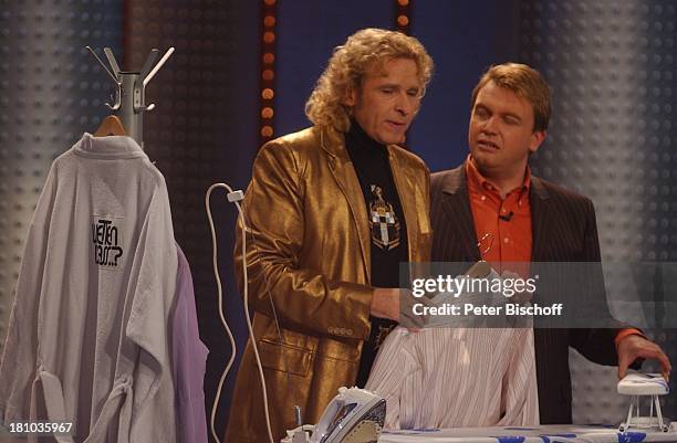 Hape Kerkeling , Thomas Gottschalk, ZDF-Show "Wetten, dass; ?", Bremen, "Stadthalle- Messehalle 5", , Bühne, Auftritt, extravagant, elegant, goldene...