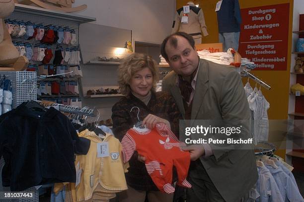 Markus Majowski, Ehefrau Barbara , Baby-Einkäufe, Berlin, , Kaufhaus für "Mutter und Kind", Babyabteilung, hochschwanger, Familie, werdender Vater,...