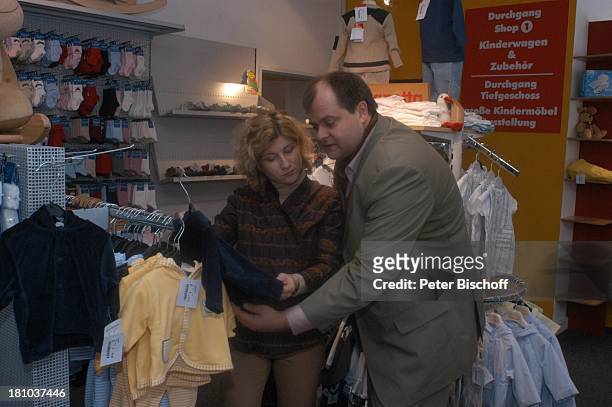 Markus Majowski, Ehefrau Barbara , Baby-Einkäufe, Berlin, , Kaufhaus für "Mutter und Kind", Babyabteilung, hochschwanger, Familie, werdender Vater,...
