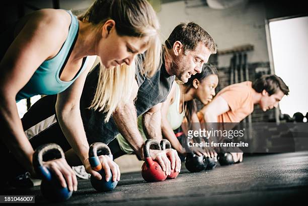 crossfit training push-ups - kleine personengruppe stock-fotos und bilder