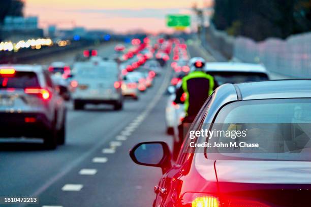 tráfico en hora punta de la interestatal 66, viena, virginia (ee. uu.) - us interstate symbols fotografías e imágenes de stock