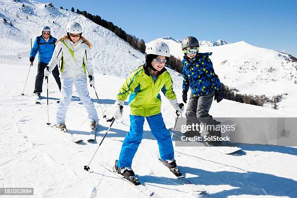 ski en famille pour les fêtes - happy famille france photos et images de collection