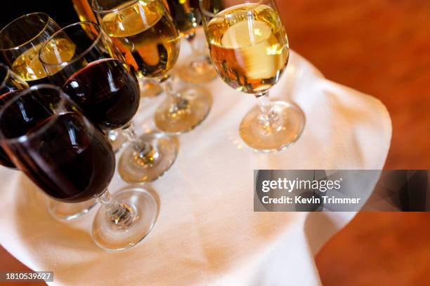 passing glasses of wine - chardonnay grape 個照片及圖片檔