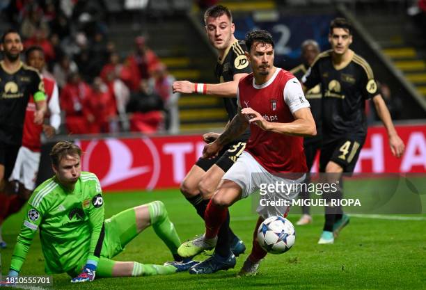 Sporting Braga's Portuguese defender Jose Fonte fight for the ball with Union Berlin's German defender Robin Knoche and Union Berlin's Danish...