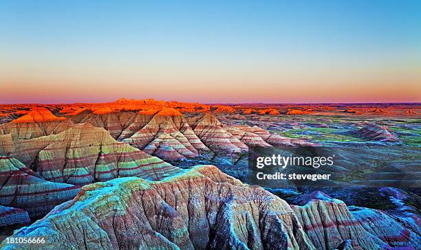 sunset at the wall, badlands national park, south dakota. - natuurwonder stockfoto's en -beelden