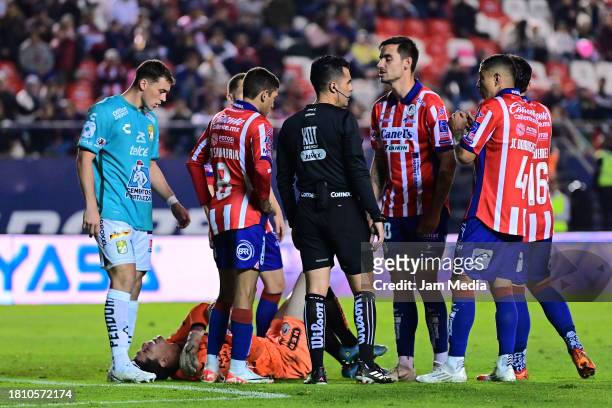 Players of San Luis talk with Adonai Escobedo , central referee, during the Play-in match between Atletico San Luis and Leon as part of the Torneo...