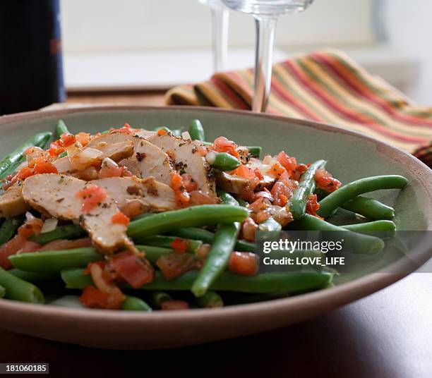 pollo e fagiolini - tomato bottle foto e immagini stock