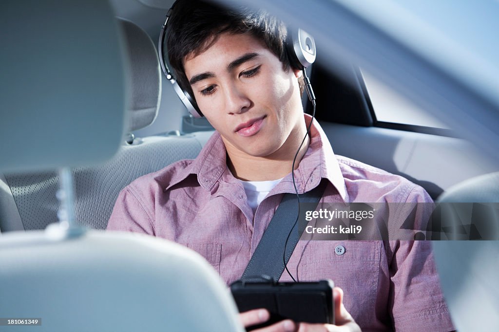 Passenger in car mit digitalen tablet