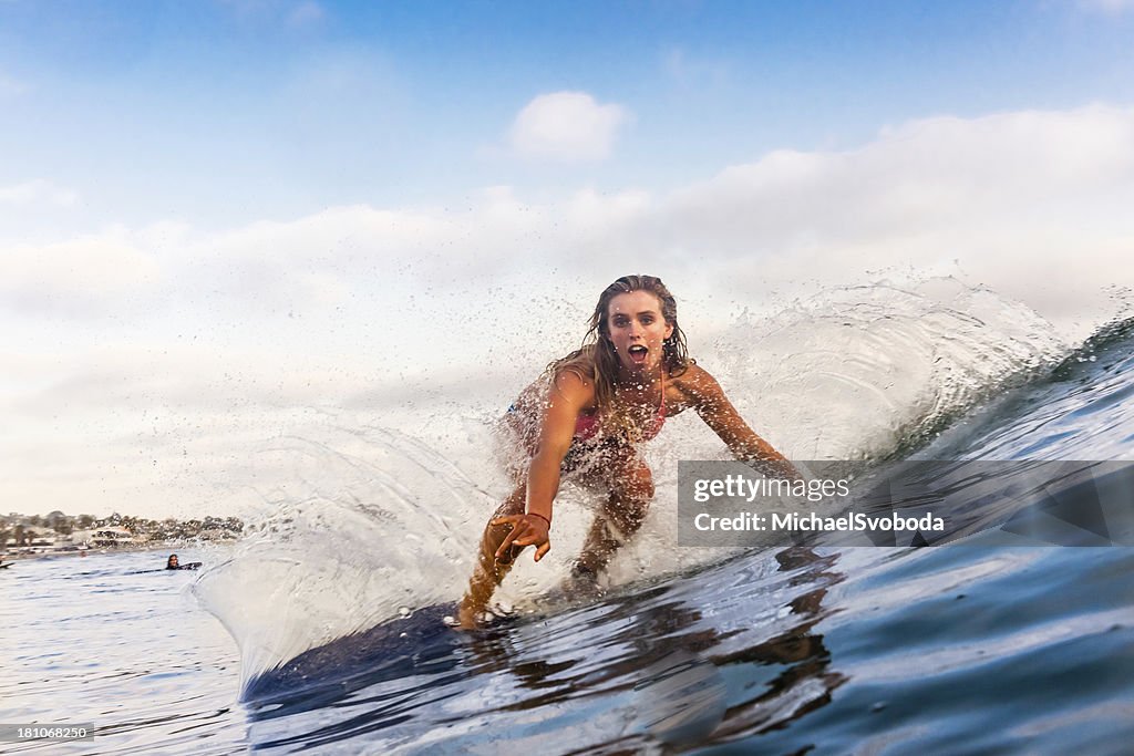 Biondo Ragazza surfista