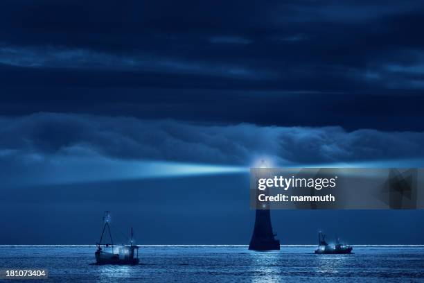 leuchtturm und schiffe in die nacht - leuchtturm schiff stock-fotos und bilder