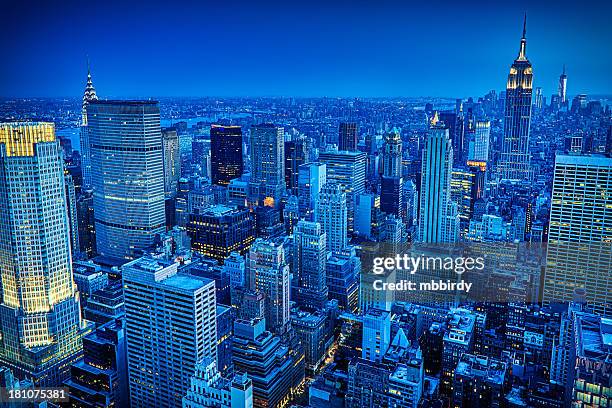 new york city skyline, usa - new york city skyline night stock pictures, royalty-free photos & images