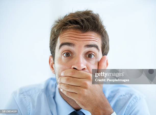 cant creo que sus ojos - mano tapando la boca fotografías e imágenes de stock