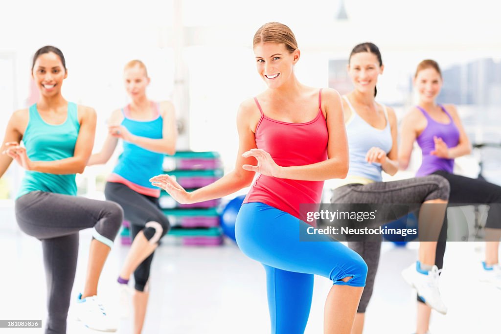 Femmina classe Fitness e istruttore di pratica danza aerobica In palestra