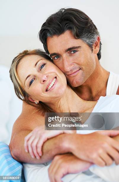 sie weiß, er liebt ihre - couple playful bedroom stock-fotos und bilder