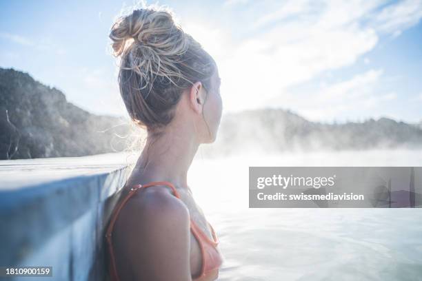 la donna si rilassa nel bagno caldo all'aperto - sorgente di acqua calda foto e immagini stock