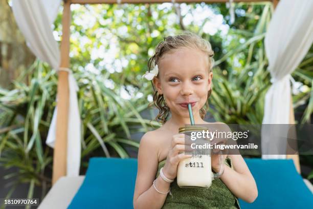 close-up of smiling girl drinking smoothie at pool - smoothie close up textfreiraum stock-fotos und bilder