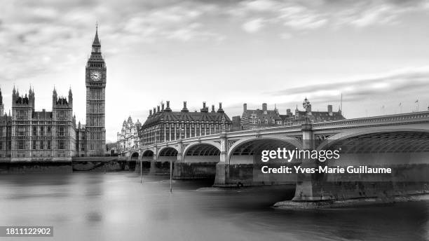 parliament, big ben, westminster bridge and river thames - westminster bridge stock-fotos und bilder