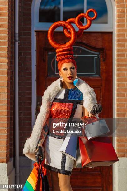 xmas drag queen unterwegs mit weihnachtlichen einkaufstüten - drag queen stock-fotos und bilder