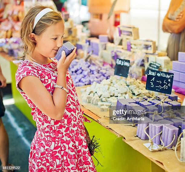 kind sniffing seife in einem bauernmarkt in provenve - souvenir stock-fotos und bilder