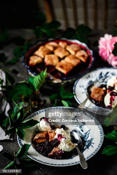 blackberry lavender cobbler - cobbler met bosbessen stockfoto's en -beelden