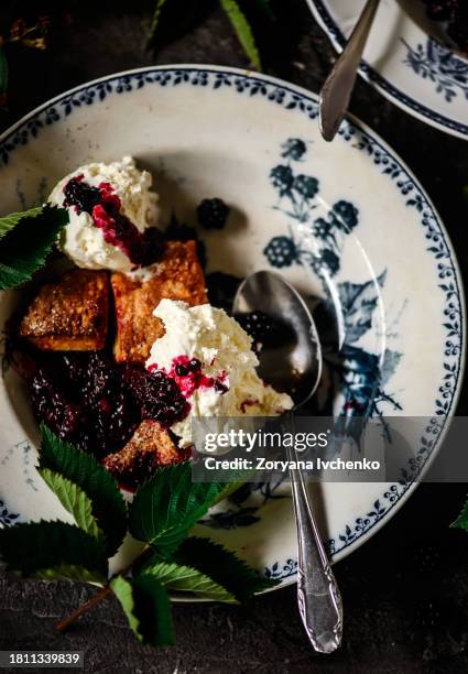 blackberry lavender cobbler - cobbler met bosbessen stockfoto's en -beelden