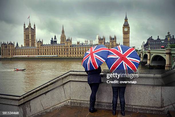 london rain - uk flag stockfoto's en -beelden