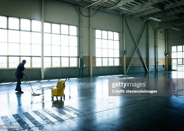 magazzino la pulizia del pavimento - pulire foto e immagini stock