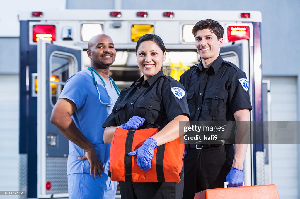 Paramedics y médico fuera de ambulancia