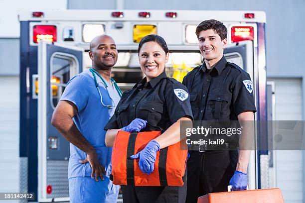 paramedics y médico fuera de ambulancia - rescue worker fotografías e imágenes de stock