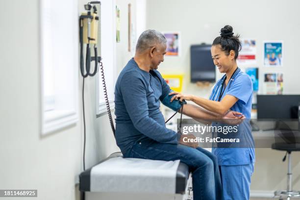 chequeo de la presión arterial - indicador de presión sanguínea fotografías e imágenes de stock
