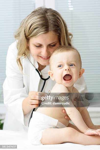 pediatrician checking up happy baby - beautiful blonde babes 個照片及圖片檔