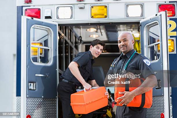 paramedics バックに救急車 - 救急救命士 ストックフォトと画像