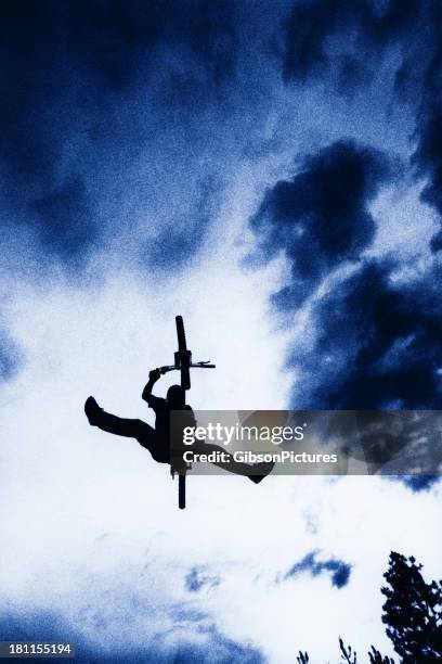 mountain bike jump - crossfietsen stockfoto's en -beelden