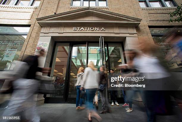 Customers enter the Apple Inc. Store in New York, U.S., on Saturday, Sept. 14, 2013. Consumers views of the U.S. Economic outlook deteriorated in...