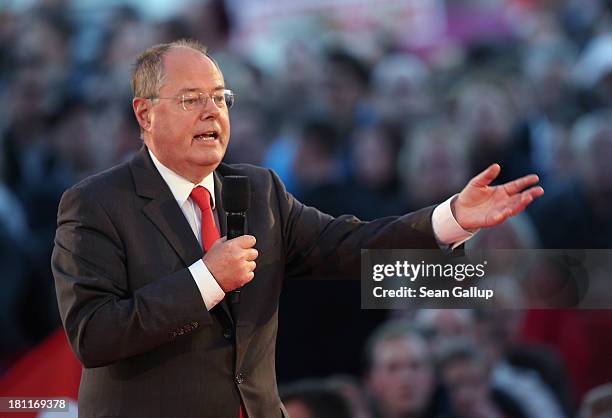 German Social Democrats chancellor candidate Peer Steinbrueck speaks to visitors at an SPD election rally on September 16, 2013 in Berlin, Germany....