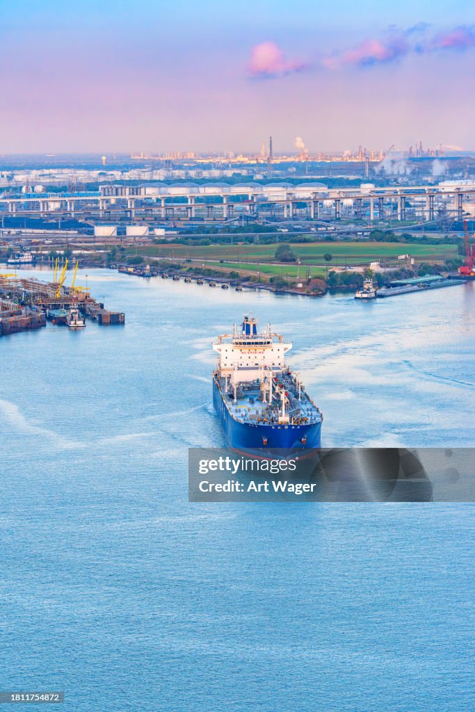 Tankerschiff fährt aufs Meer hinaus